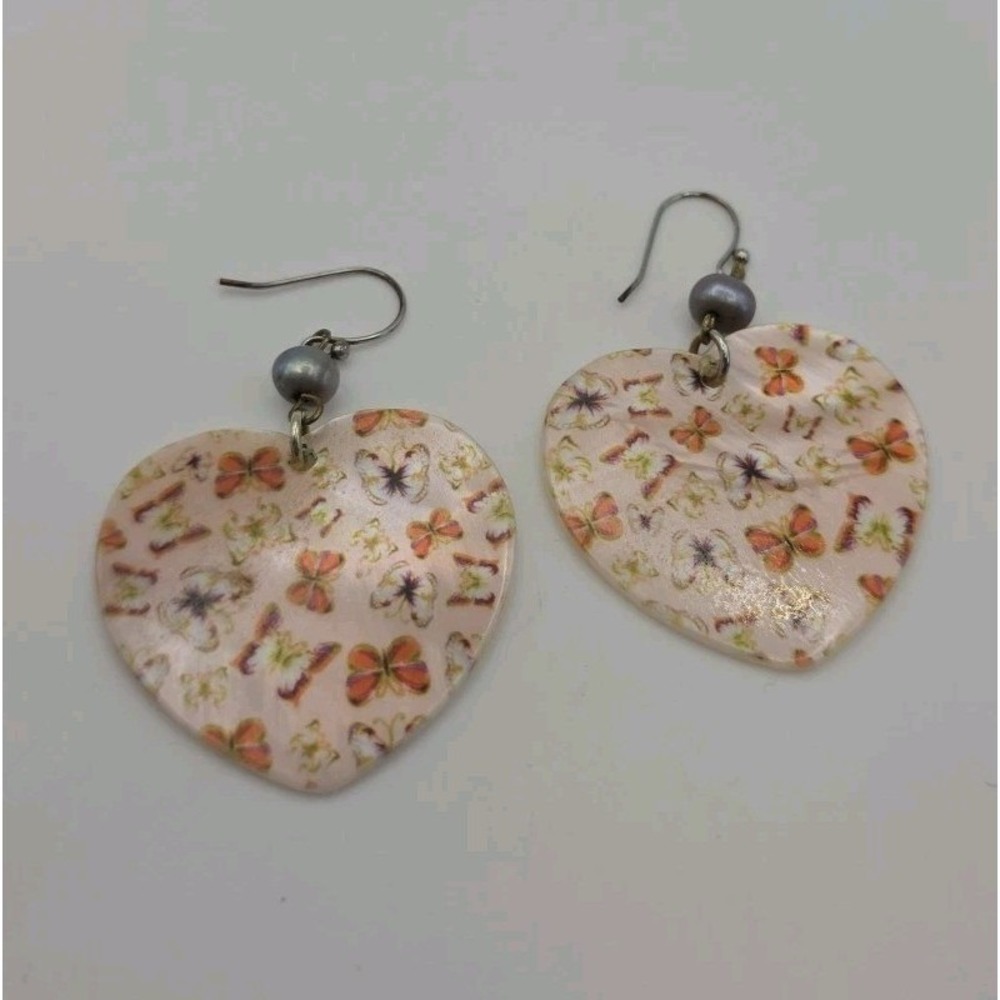Vintage Heart Shaped Mother Of Pearl Shell Dangle Earrings Butterfly Pattern - Picture 2 of 13